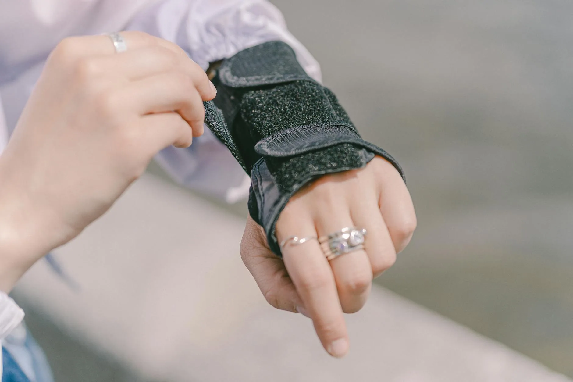 Dłoń na zewnątrz regulująca ochronny usztywniacz nadgarstka