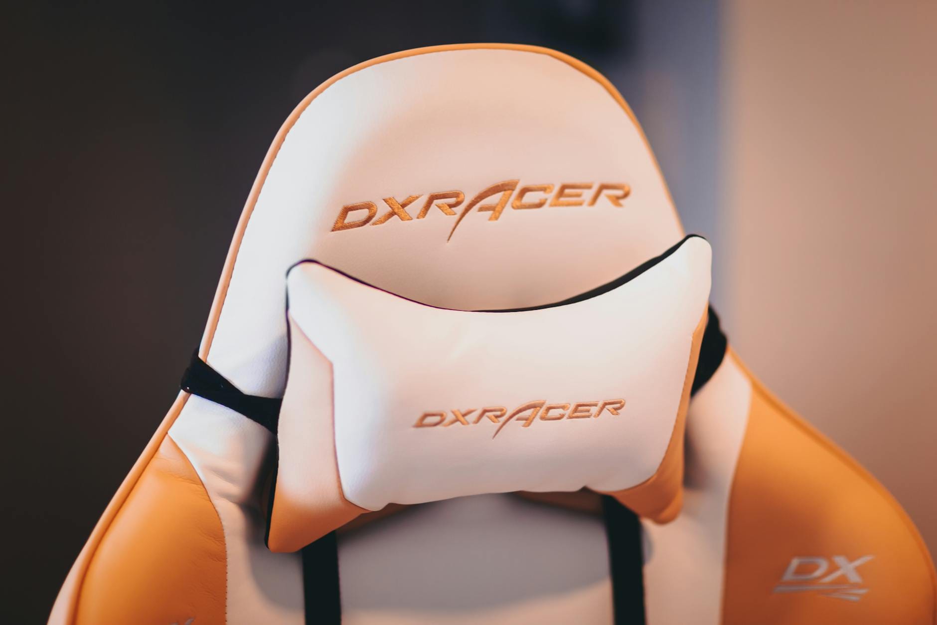 Ergonomiczny fotel gamingowy DXRacer z poduszką dla wygodnego podparcia