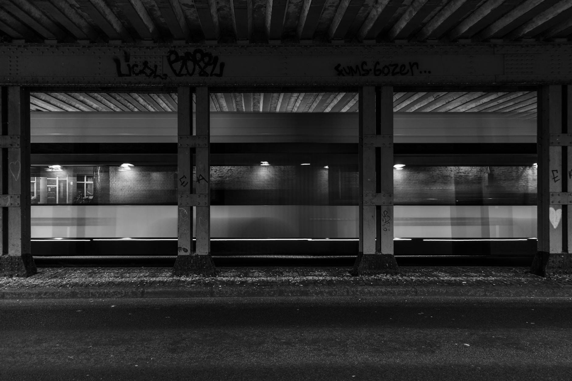 Pociąg metra w ruchu na czarno-białym zdjęciu miejskiego tunelu