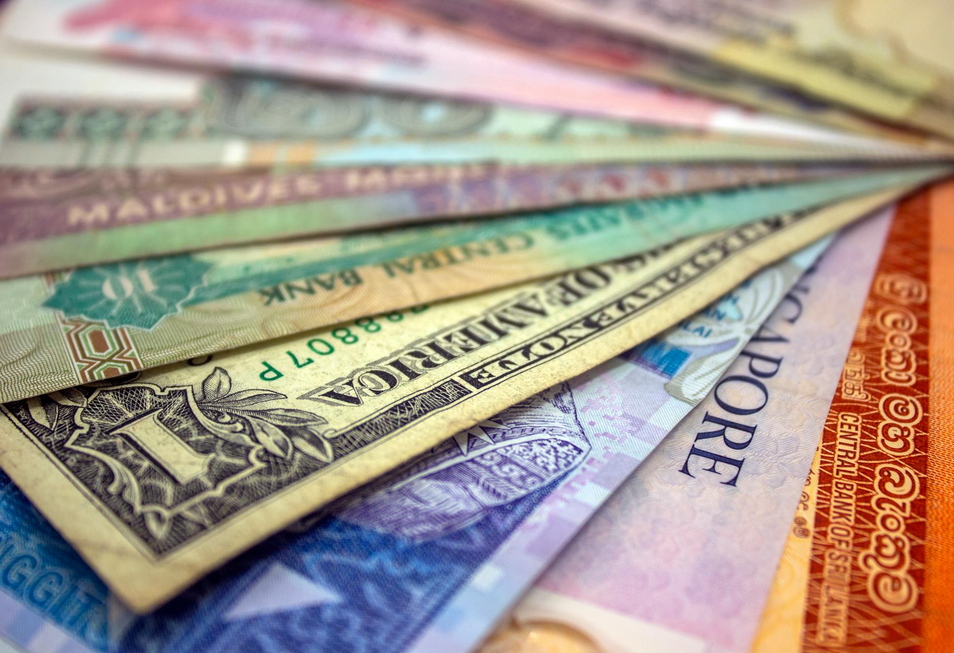 Zbliżenie na kolorowe banknoty z różnych krajów świata