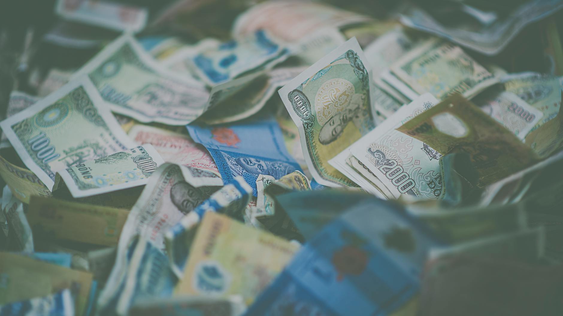 Zbliżenie różnorodnych banknotów z różnych krajów świata