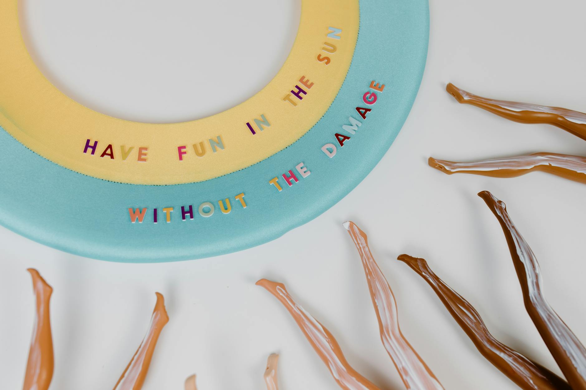 Koncepcyjne grafiki z kremem przeciwsłonecznym i kolorowym napisem