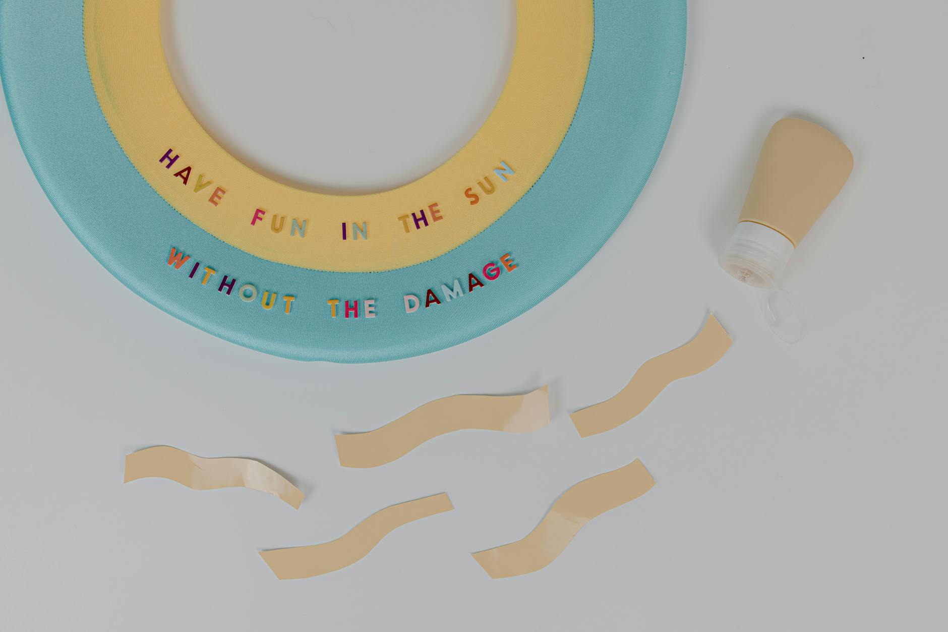 Letnie akcesoria z kremem z filtrem i hasłem o bezpieczeństwie na słońcu