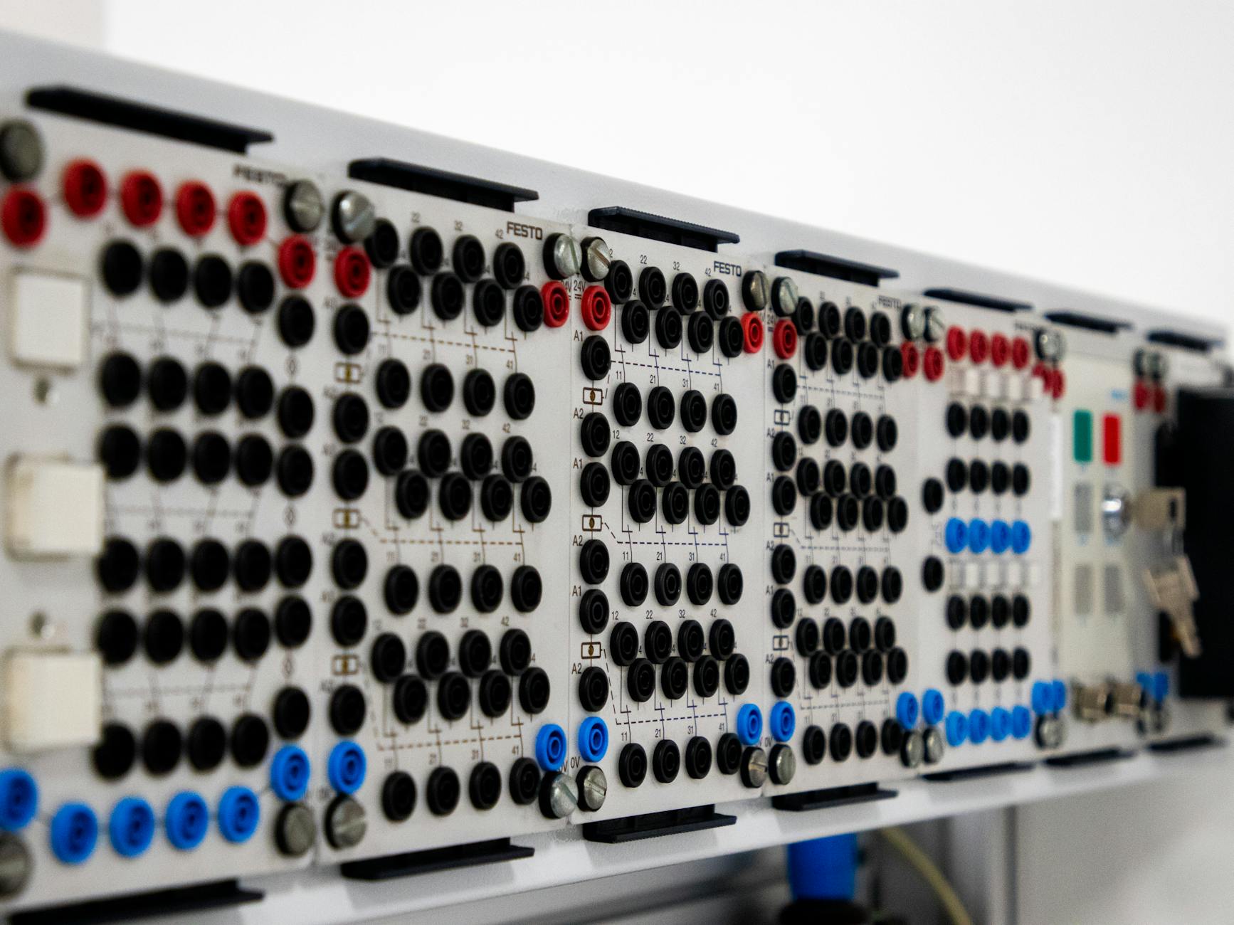 Panel sterowania z nowoczesnymi złączami i przyciskami