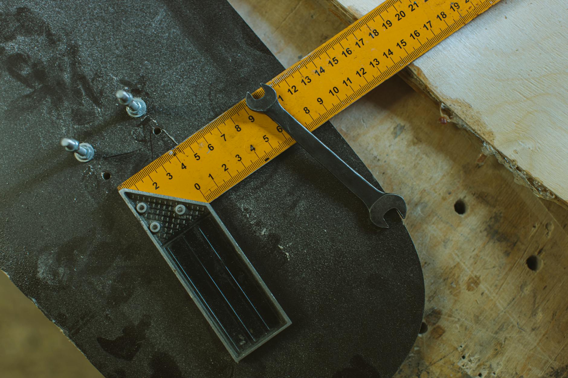 Klucze i linijka na drewnianym stole warsztatowym