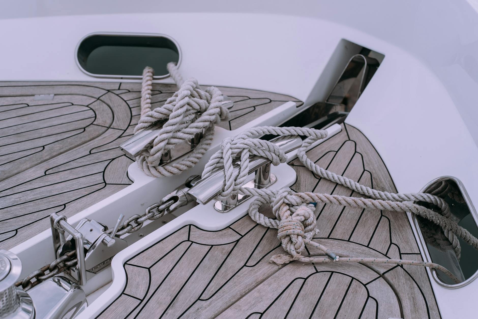 Liny i łańcuchy na pokładzie łodzi na tle desek tarasowych