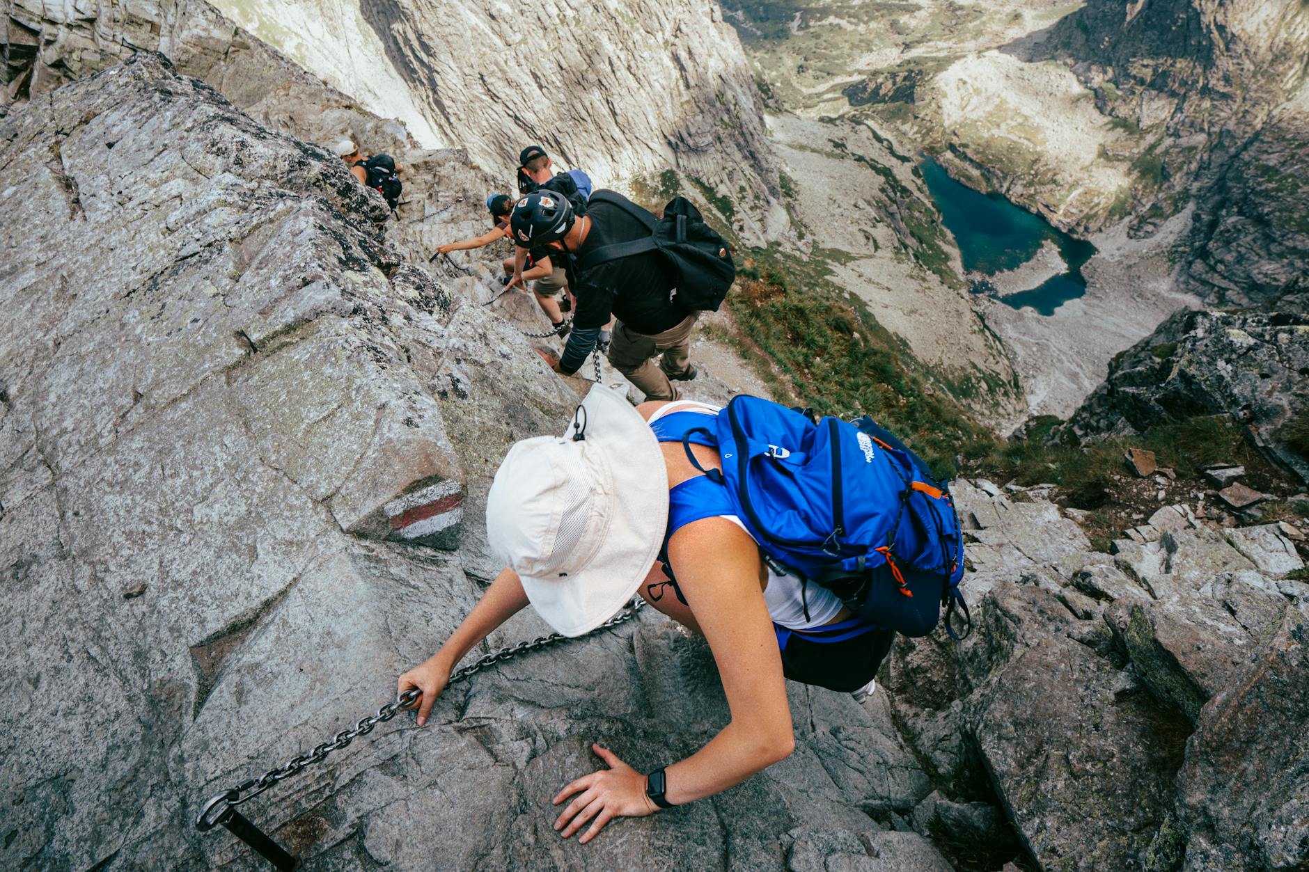 Szlak wśród skał nad górskim jeziorem w słoneczny dzień