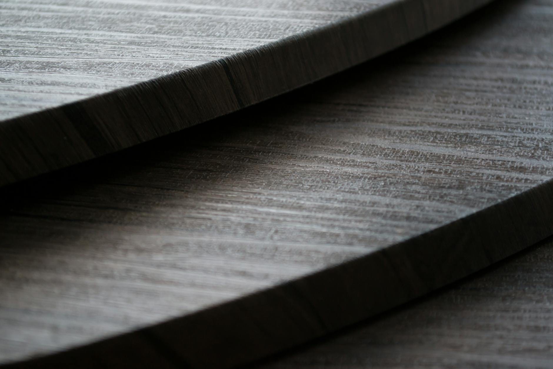 Zbliżenie na drewniane stopnie z wyraźnym usłojeniem i fakturą