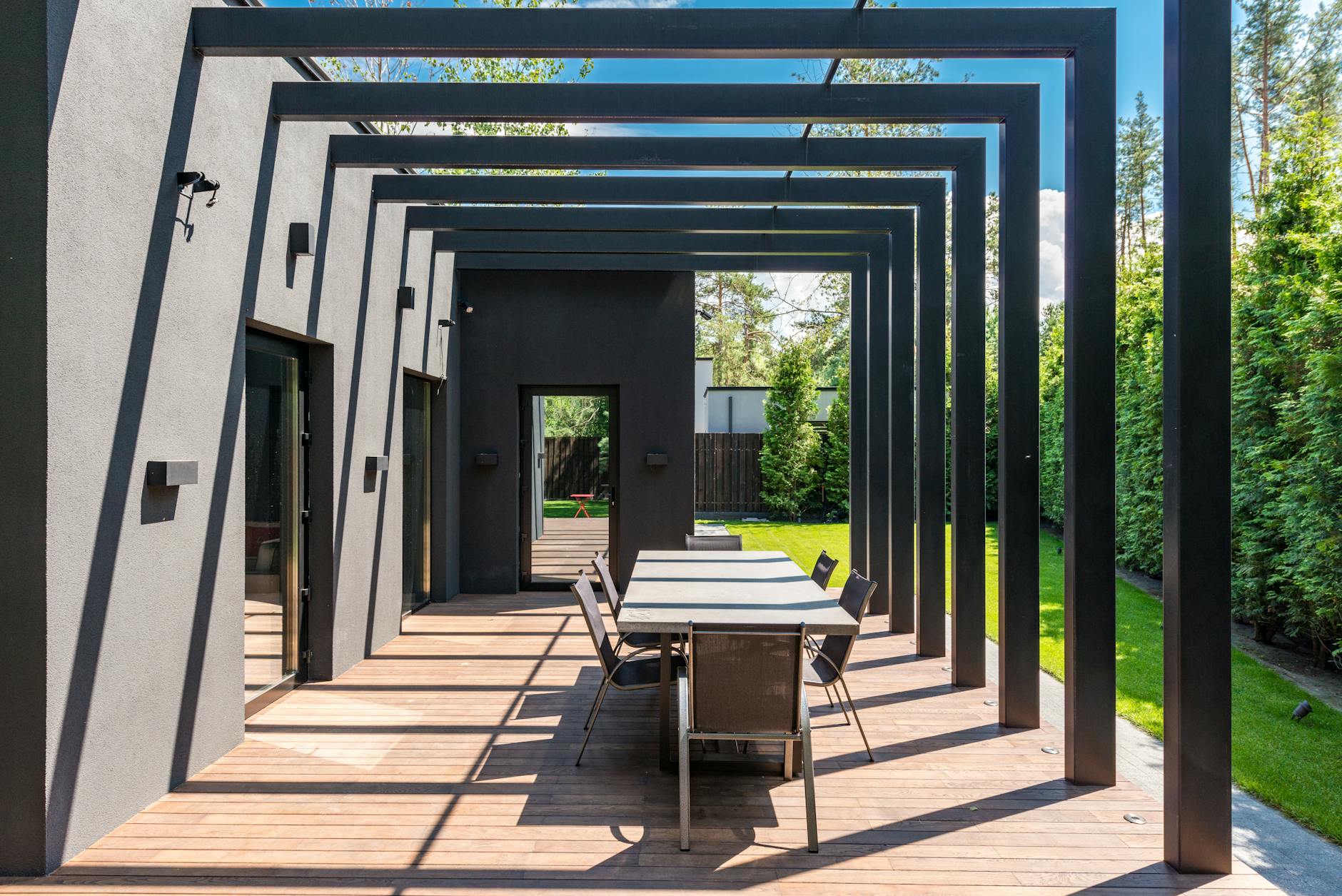 Nowoczesna pergola na tarasie WPC z zestawem jadalnianym na zewnątrz