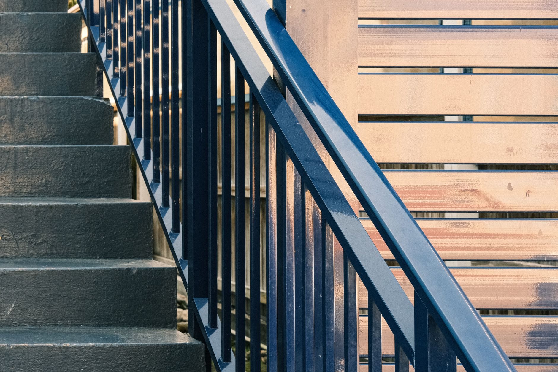 Jak czyścić schody z WPC, żeby nie były śliskie i wyglądały jak nowe? Nowoczesne schody z paneli drewnopodobnych i metalową balustradą
