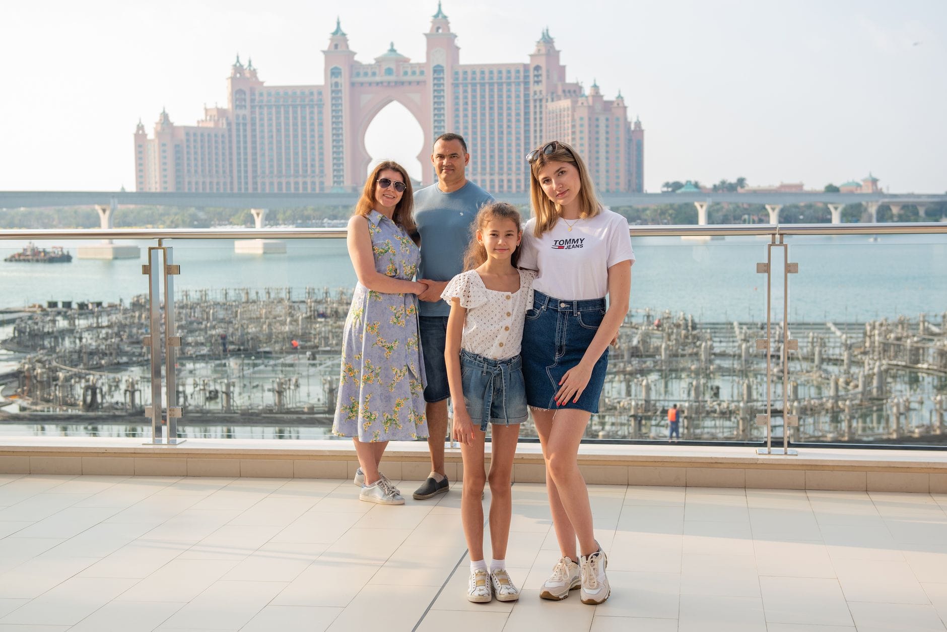 Rodzina na balkonie z hotelem Atlantis The Palm w tle