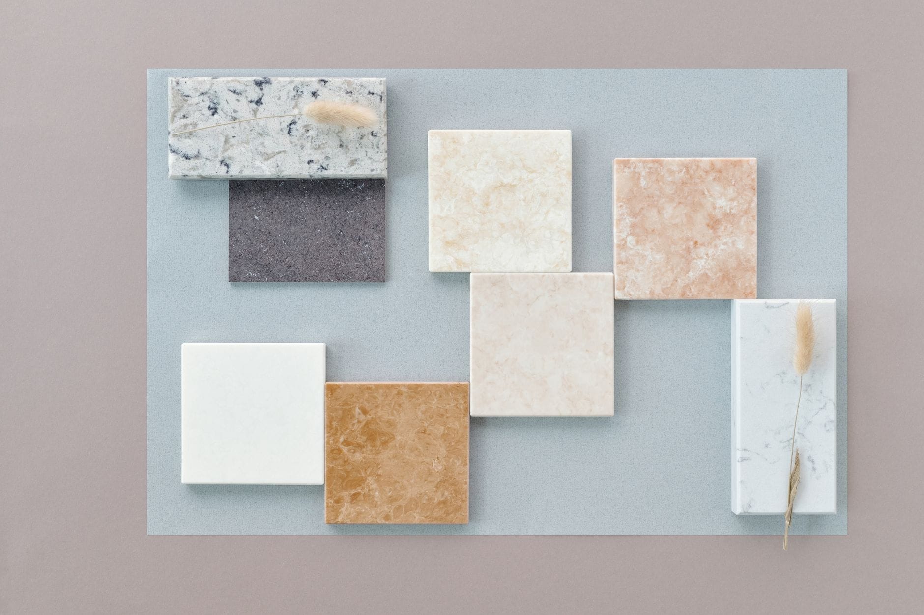 Różne płytki marmurowe w układzie flat lay na neutralnym tle