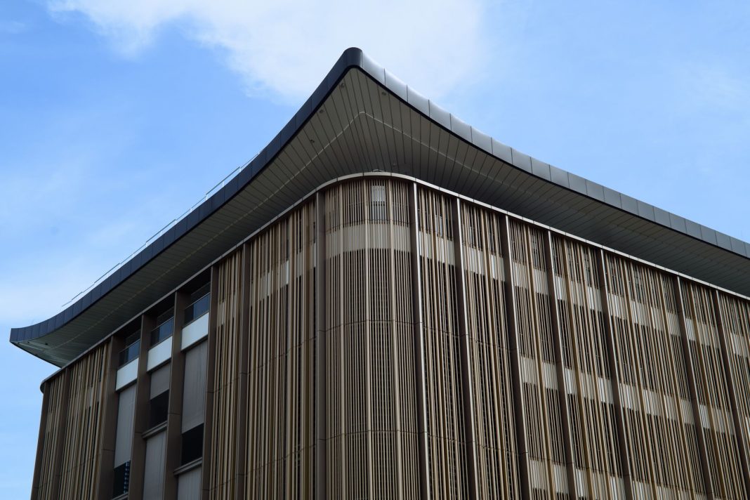 Dom modułowy z elewacją kompozytową: realizacja lekkiej bryły z pionowymi lamelami WPC