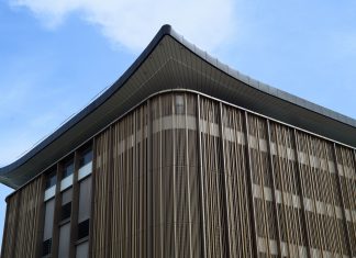 Dom modułowy z elewacją kompozytową: realizacja lekkiej bryły z pionowymi lamelami WPC Dom modułowy z elewacją kompozytową: realizacja lekkiej bryły z pionowymi lamelami WPC