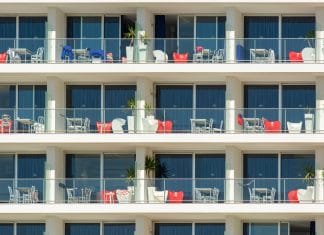 Jak bezpiecznie myć balkon z WPC w bloku, żeby nie zalać sąsiada na dole Kolorowe balkony nowoczesnego hotelu z roślinami i stolikami